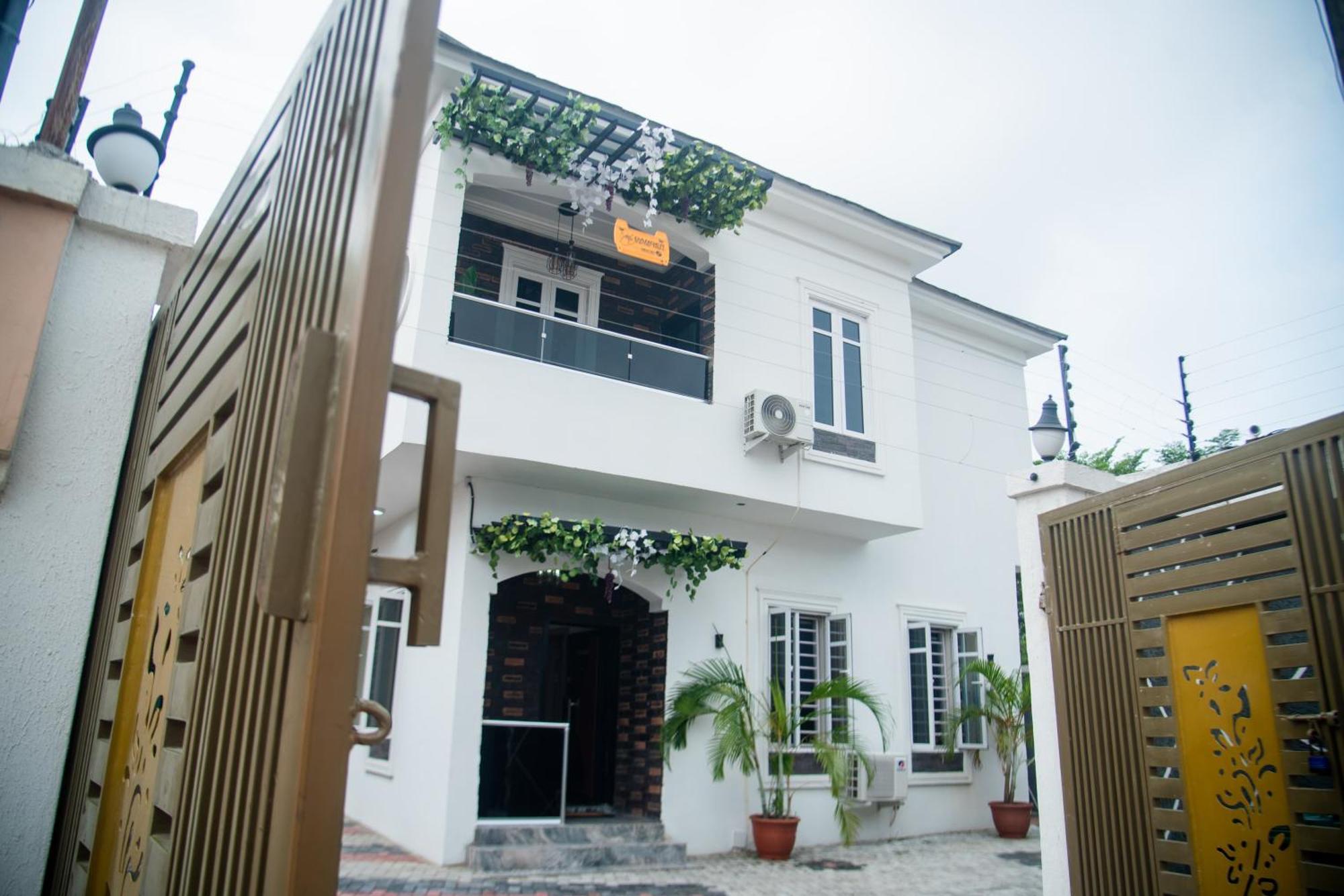 Aylesbury Homes Luxury Apartments Леккі Екстер'єр фото