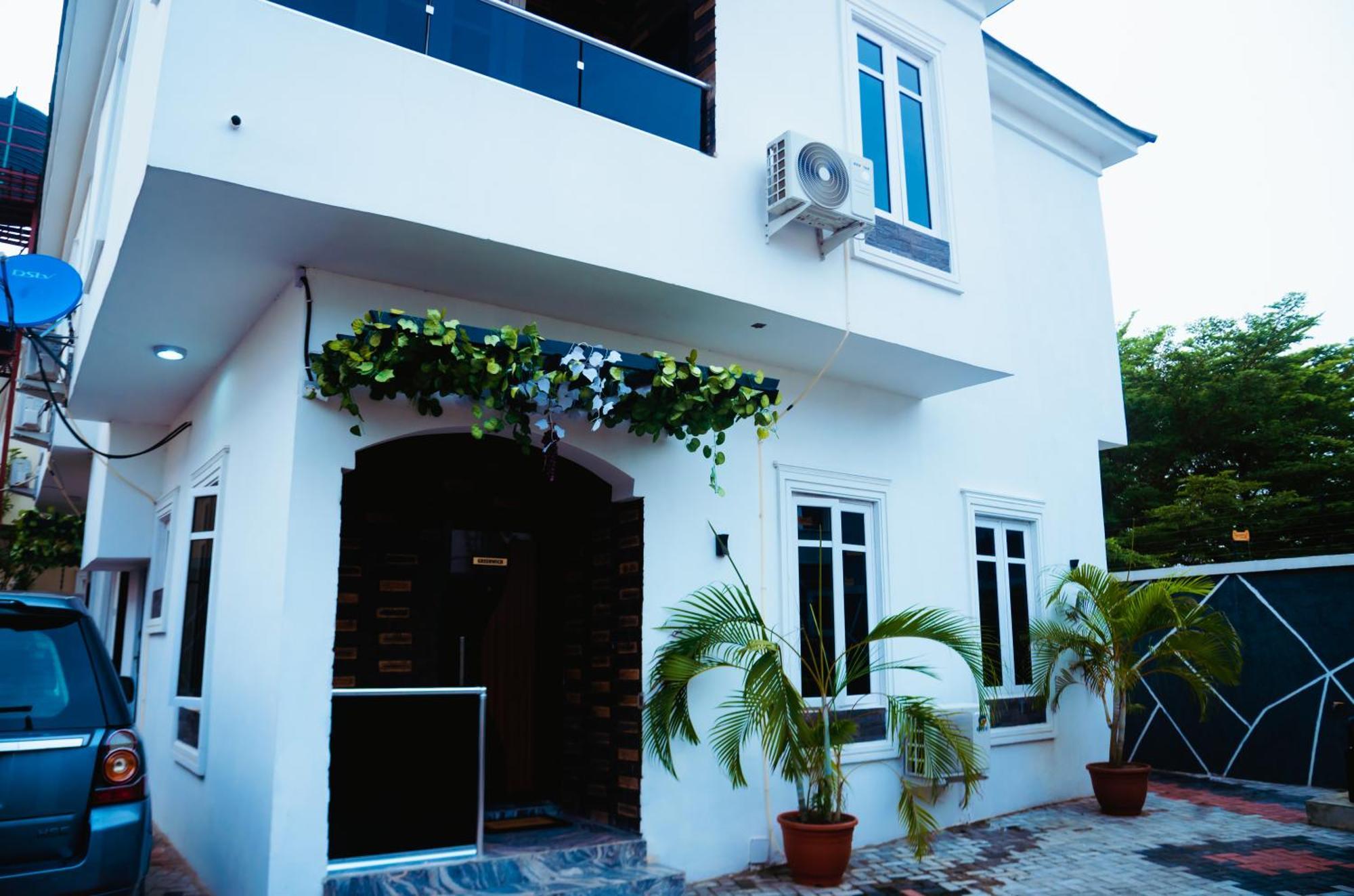 Aylesbury Homes Luxury Apartments Леккі Екстер'єр фото
